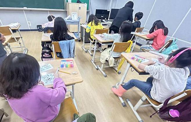 ▲&nbsp;유현초 학생들이 맞춤형 그림탐험대 활동을 하고 있다. /사진제공=유현초등학교