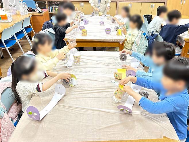 ▲&nbsp;유현초 학생들이 맞춤형 숲교육 활동을 하고 있다. /사진제공=유현초등학교