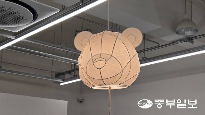 노한솔 작가의 '곰돌이 소원등'. 임창희기자