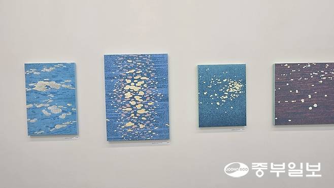 라킷키 작가의 작품들. 반복적인 점묘로 '지금, 여기'의 감각과 내면의 질서를 탐구한다. 임창희기자