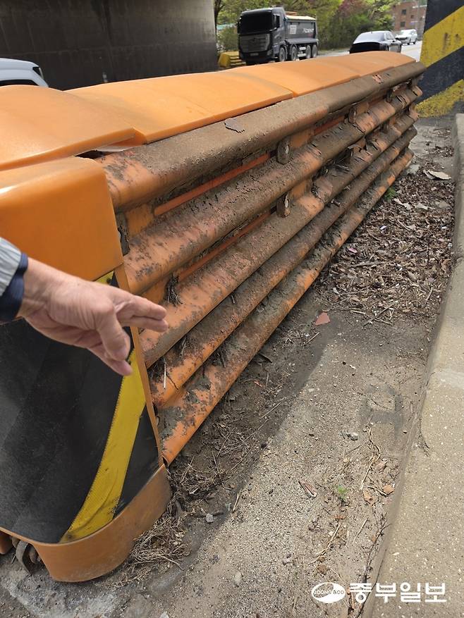 지난해 7월 국도47호선 내촌면 106-4번지 일대 도로변 배수로가 막혀 물이 도로에 범람한 자국이 가드레일에 고스란히 남아있다. 김두현 기자