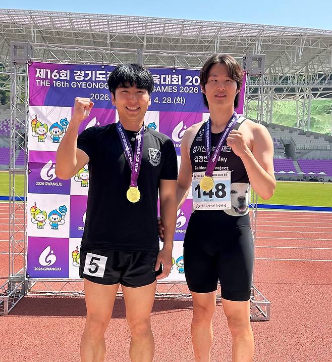 제16회 경기도장애인체육대회 2026 광주 육상 남자일반부 100m T11(시각)에서 정상에 오른 김정빈(경기신용보증재단·오른쪽)이 가이드 윤시훈과 기념사진을 찍고 있다. <의정부시장애인체육회 제공>
