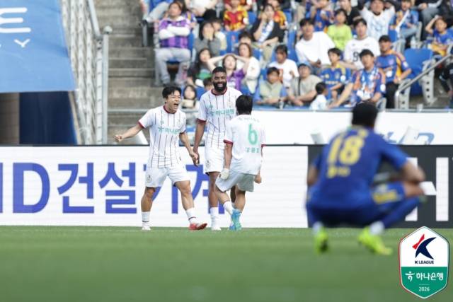 대전하나시티즌 정재희가 26일 울산문수월드컵경기장에서 열린 '하나은행 K리그1 2026' 10라운드 울산 HD FC와 경기에서 골 세레머니를 펼치고 있다. 한국프로축구연맹 제공