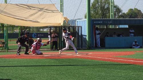 ◇제17회 춘천소양강배 생활체육전국야구대회가 지난 25일 춘천고구마섬 1,2,3구장과 의암야구장에서 개막했다. 사진은 지난 26일 고구마섬2구장에서 열린 전국부 16강전 KNU곰두리스와 텐즈와의 경기에서 좌월 3루타를 때려낸 KNU곰두리스 김강산의 타격모습. 이무헌기자