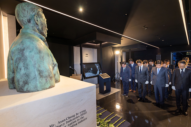 HD현대는 지난달 20일 경기도 판교에 위치한 HD현대 글로벌R&D센터에서 정기선 회장 등 주요 경영진이 참석한 가운데 故 정주영 창업자의 25주기 추모행사를 가졌다. 맨앞줄 왼쪽부터 HD현대 조석 부회장, 정기선 회장, 권오갑 명예회장, 조영철 부회장. HD현대 제공