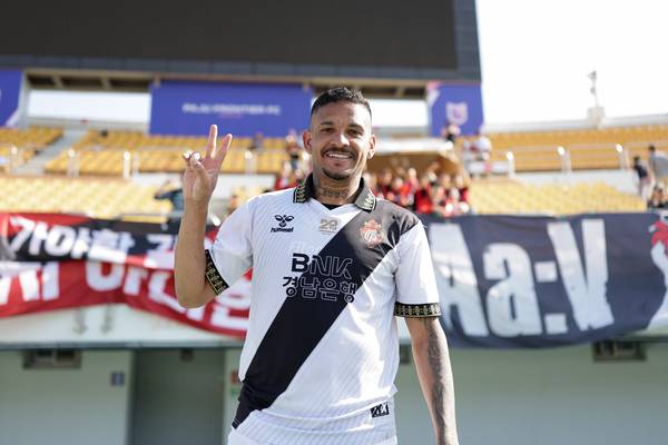 경남FC 단레이가 25일 파주스타디움에서 열린 파주 프런티어와 경기에서 3-2로 승리한 뒤 기념 촬영을 하고 있다. /한국프로축구연맹