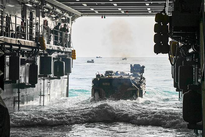 27일 한국형 상륙돌격장갑차(KAAV)가 해상으로 진수하고 있다. /해병대 1사단 제공