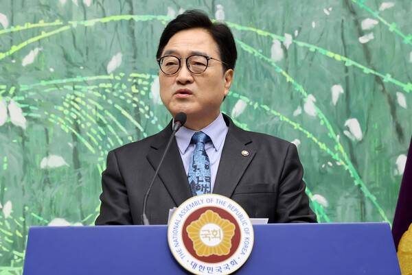 우원식 국회의장이 27일 국회 접견실에서 기자회견을 열고 다음 달 7일 국회 본회의 상정을 앞둔 헌법 개정안에 관해 설명하고 있다. 연합뉴스