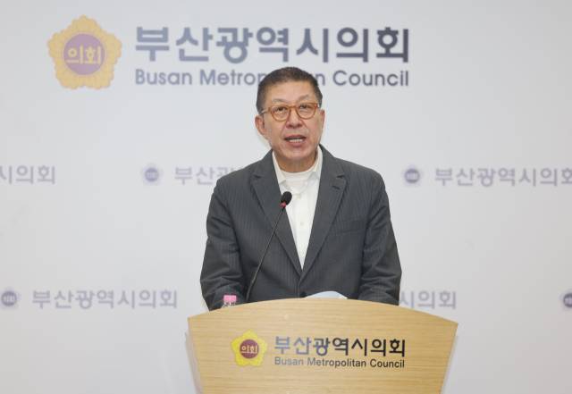 박형준 국민의힘 부산시장 후보가 27일 오후 부산시의회에서 출마선언을 하는 기자회견을 하고 있다. 이재찬 기자 chan@