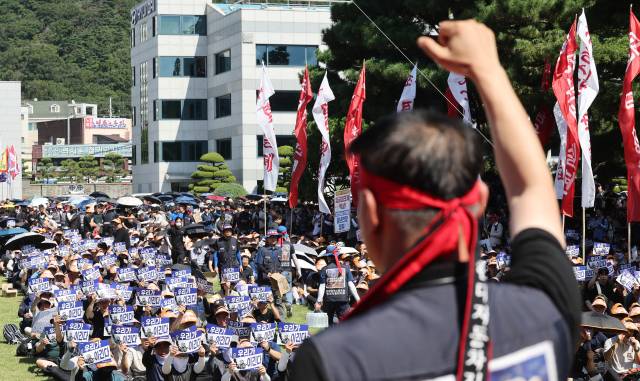 휴머노이드 로봇 도입으로 인한 생산 인력 대체 움직임이 올해 제조업 임금 협상의 큰 화두로 떠오르고 있다. 사진은 지난해 현대자동차 울산공장 본관 앞에서 열린 현대차 노조의 총파업 결의대회 장면. 연합뉴스