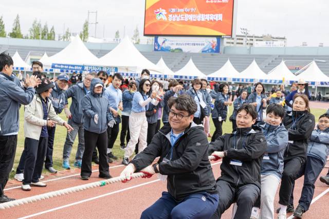 제29회 경상남도장애인생활체육대회 줄다리기 결승전서 참가 선수들이 줄을 힘껏 당기고 있다./경상남도장애인체육회/