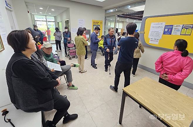 고유가 피해지원금 1차 신청이 시작된 27일 오전 9시께 광주 광산구 우산동 행정복지센터에 접수자들이 대기하고 있다.