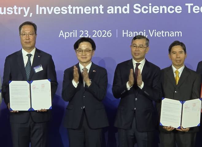 지난 23일 베트남 하노이에서 열린 ‘K-푸드 확산 및 가공식품 시장 선도를 위한 업무협약’ 체결식에서 (왼쪽부터)조재범 CJ제일제당 식품아태본부장, 김정관 산업통상자원부 장관, 응오 반 뚜언 베트남 재무부 장관, 응우옌 득 따이 MWG 회장이 기념촬영을 하고 있다./사진=CJ제일제당