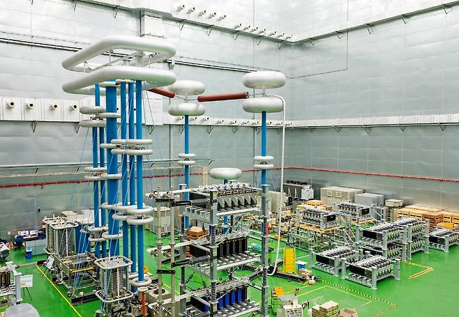 LS일렉트릭 부산 공장에서 HVDC 설비를시험하는 모습(사진제공=LS)