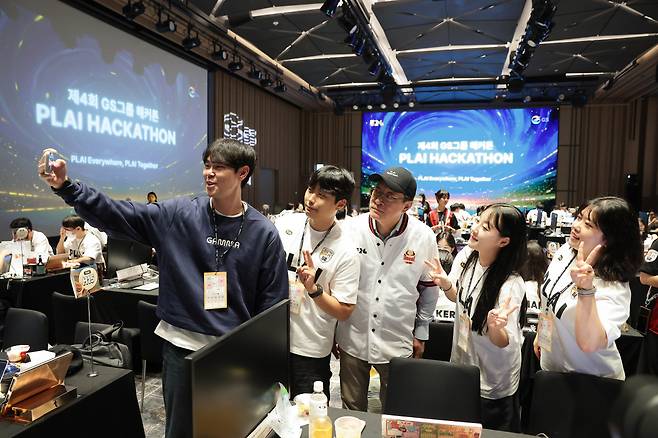 허태수 GS그룹 회장(왼쪽 셋째)이 지난해 9월 웨스틴 서울 파르나스에서 열린 '제4회 GS그룹 해커톤에서 참가직원들과 기념사진을 촬영하고 있다.(GS그룹)