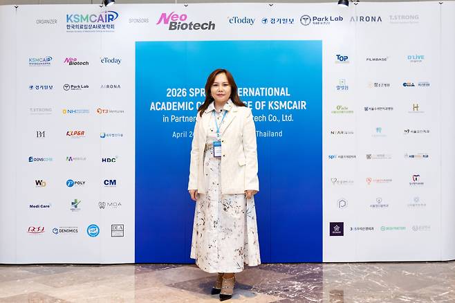 25일(현지시간) 태국 방콕 닛코호텔에서 열린 한국의료임상AI로봇학회(KSMCAIR) 춘계 국제학술대회 현장에서 앙흐토야(Ankhtuya.P) 몽골국립제1종합병원 총괄원장이 인터뷰에 앞서 사진촬영하고 있다.(사진제공=한국의료임상AI로봇학회)