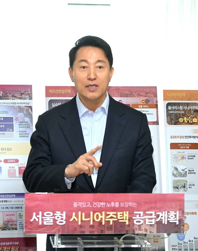 오세훈 서울시장이 27일 오전 성북구 노블레스타워 를 방문해 시니어 주거 정책 방향에 대해 설명하고 있다.(서울시 제공)