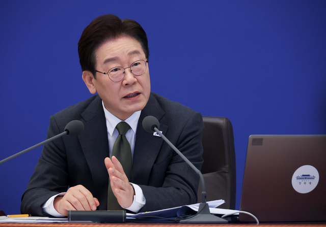 이재명 대통령은 지난 24일 자신의 SNS에 장기보유특별공제 폐지 논란과 관련한 기사를 공유하며 “살지도 않을 집을 오래 보유했다는 이유로 세금을 깎아주는 것은 비정상”이라고 발언한 바 있다. 연합뉴스