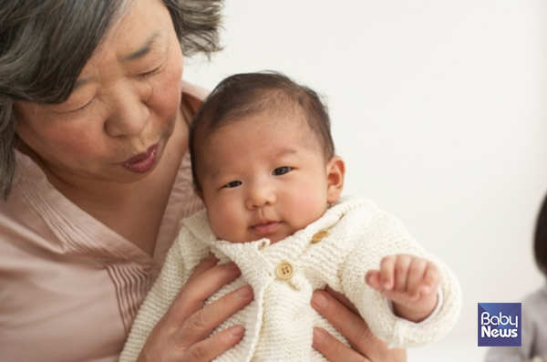 출산율 반등 흐름 속에서 임신·출산 관련 소비가 빠르게 늘어나는 가운데, 특히 50~60대 조부모 세대의 지출 확대가 두드러지고 있다. ⓒ베이비뉴스