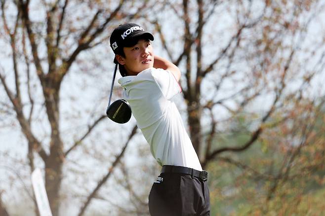 손제이가 지난 18일 강원 춘천시의 라비에벨 골프앤리조트 올드코스에서 열린 KPGA 투어 DB손해보험 프로미 오픈 3라운드에서 드라이버 티샷을 날리고 있다.(사진=KPGA 제공)
