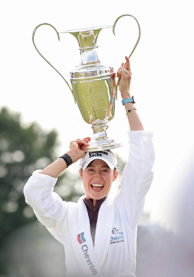 넬리 코다가 LPGA 투어 메이저 대회 셰브론 챔피언십을 제패한 뒤 우승트로피를 번쩍 들어올리고 있다. (사진=AFPBBNews)