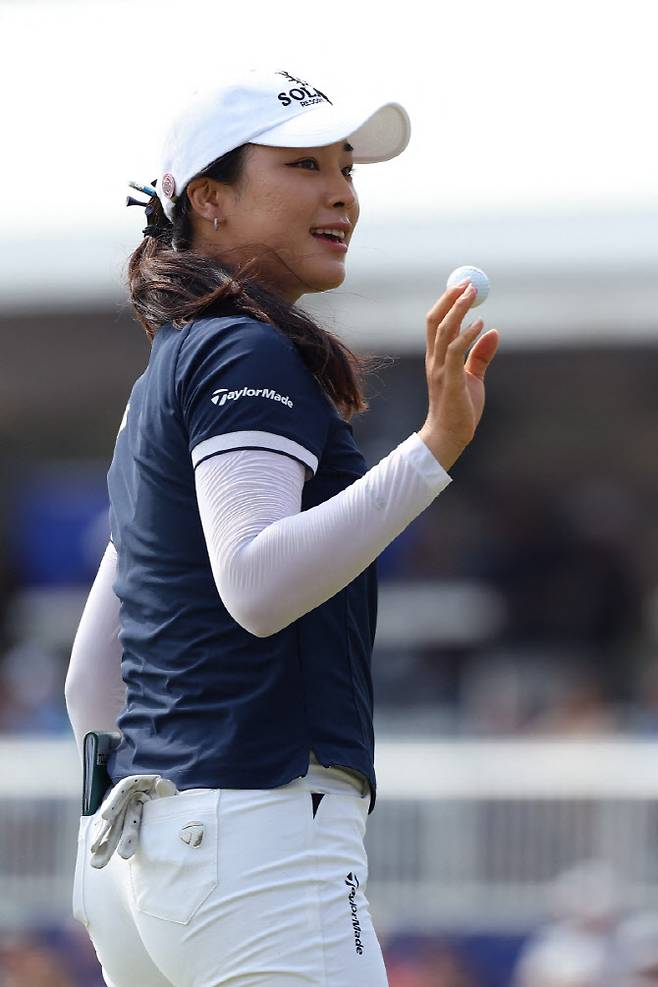 윤이나가 27일(한국시가) 끝난 LPGA 투어 메이저 대회 셰브론 챔피언십 4라운드 18번홀에서 환하게 웃으며 경기를 마무리하고 있다. (사진=AFPBBNews)