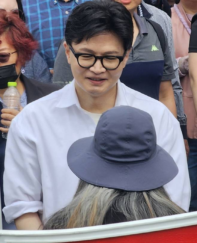 지난 26일 부산 북구 구포초등학교 동문 체육대회에 참석한 한동훈 국민의힘 전 대표가 한 여성이 "배신자!"라고 고성을 지르며 항의하자 대화하고 있다 (사진=뉴스1)