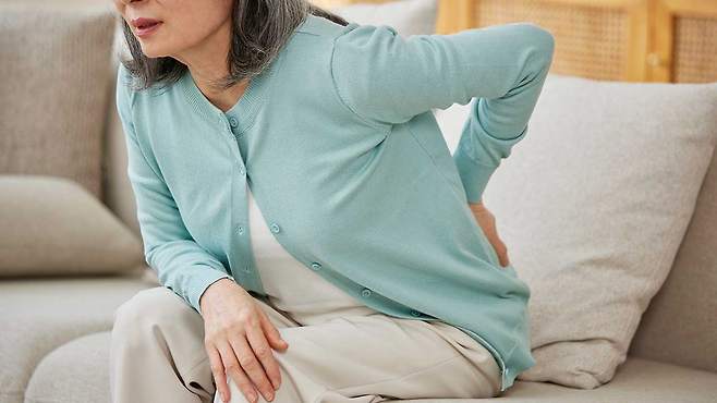 등과 허리에 심한 통증이 느껴진다면, 이는 췌장 이상 신호일 수 있다｜출처: 클립아트코리아