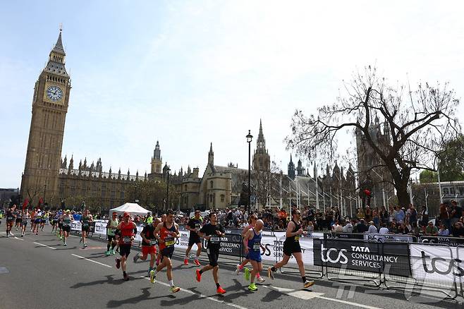 2026 런던 마라톤 참가자들이 26일 영국 런던의 빅벤을 지나가고 있다. ⓒ 로이터=뉴스1