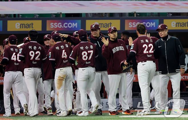 1일 인천 미추홀구 문학야구장에서 열린 '2026 신한 SOL KBO리그' 키움 히어로즈와 SSG 랜더스의 경기에서 11대2로 승리을 거둔 키움 선수들이 기쁨을 나누고 있다. 2026.4.1 ⓒ 뉴스1 이호윤 기자