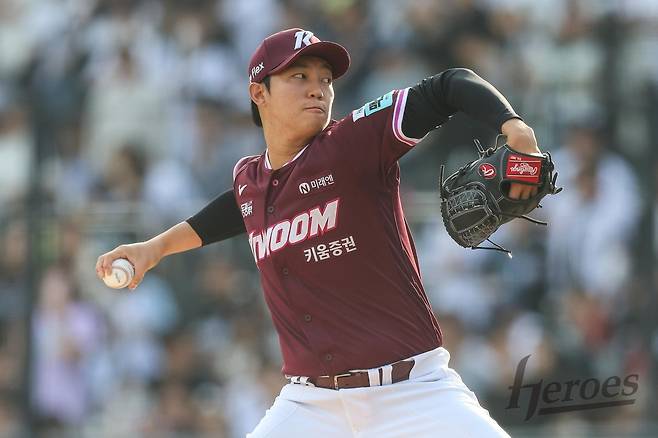 역투하는 키움 히어로즈 투수 안우진. (키움 히어로즈 제공)
