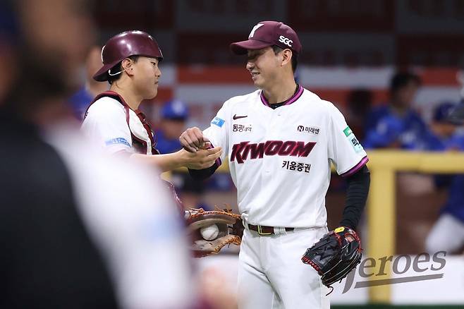 키움 히어로즈 뒷문을 책임지는 가나쿠보 유토(오른쪽). (키움 히어로즈 제공)