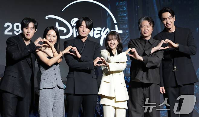 배우 김성철(왼쪽부터)과 문정희, 김현욱, 박보영, 김희원, 이광수가 27일 오전 서울 영등포구 콘래드 서울 호텔에서 디즈니+ 오리지널 시리즈 ‘골드랜드’(극본 황조윤/연출 김성훈) 제작발표회에서 포즈를 취하고 있다. ‘골드랜드’는 밀수 조직의 1500억 금괴를 손에 넣은 희주(박보영 분)가 탐욕과 배신이 뒤엉킨 아수라장 속에서 금을 독차지하기 위해 사투를 벌이는 생존 스릴러다. 2026.4.27 ⓒ 뉴스1 권현진 기자