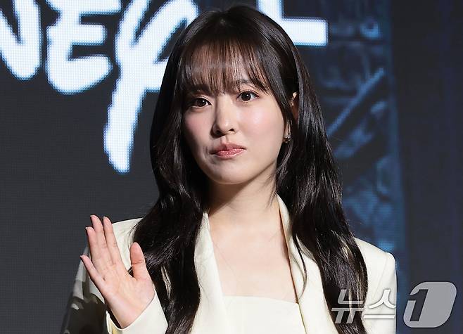 배우 박보영이 27일 오전 서울 영등포구 콘래드 서울 호텔에서 디즈니+ 오리지널 시리즈 ‘골드랜드’(극본 황조윤/연출 김성훈) 제작발표회에서 포즈를 취하고 있다. ‘골드랜드’는 밀수 조직의 1500억 금괴를 손에 넣은 희주(박보영 분)가 탐욕과 배신이 뒤엉킨 아수라장 속에서 금을 독차지하기 위해 사투를 벌이는 생존 스릴러다. 2026.4.27 ⓒ 뉴스1 권현진 기자