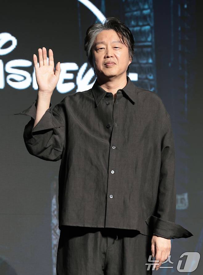 배우 김희원이 27일 오전 서울 영등포구 콘래드 서울 호텔에서 디즈니+ 오리지널 시리즈 ‘골드랜드’(극본 황조윤/연출 김성훈) 제작발표회에서 포즈를 취하고 있다. ‘골드랜드’는 밀수 조직의 1500억 금괴를 손에 넣은 희주(박보영 분)가 탐욕과 배신이 뒤엉킨 아수라장 속에서 금을 독차지하기 위해 사투를 벌이는 생존 스릴러다. 2026.4.27 ⓒ 뉴스1 권현진 기자