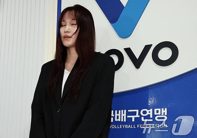 술을 마시고 운전대를 잡은 배구선수 안혜진이 27일 오전 서울 마포구 한국배구연맹(KOVO)에서 열린 상벌위원회에서 소명을 마친 뒤 생각에 잠겨 있다. 2026.4.27 ⓒ 뉴스1 구윤성 기자