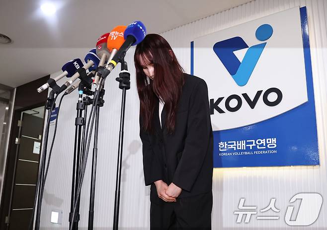 술을 마시고 운전대를 잡은 배구선수 안혜진이 27일 오전 서울 마포구 한국배구연맹(KOVO)에서 열린 상벌위원회에 출석해 소명한 뒤 인사하고 있다. 2026.4.27 ⓒ 뉴스1 구윤성 기자