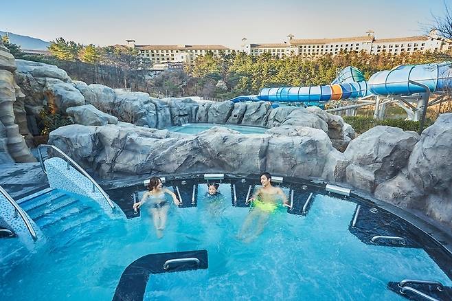 설악 워터피아 스파밸리에서 노천탕을 즐기는 가족(한화호텔앤드리조트 제공)
