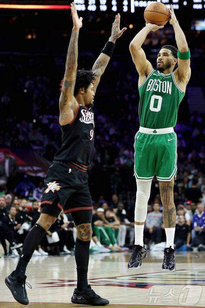 보스턴 셀틱스의 제이슨 테이텀(오른쪽)이 27일(한국시간) 열린 필라델피아 세븐티식서스와 2025-26 NBA 플레이오프 1라운드 4차전에서 슛을 시도하고 있다. ⓒ AFP=뉴스1