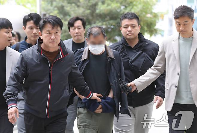 민주노총 공공운수노조 화물연대 집회 현장에서 차량을 몰고 경찰에 돌진한 조합원 60대 B 씨가 23일 경남 진주 창원지방법원 진주지원에서 열린 구속 전 피의자 심문(영장실질심사)에 출석하고 있다. 2026.4.23 ⓒ 뉴스1 윤일지 기자