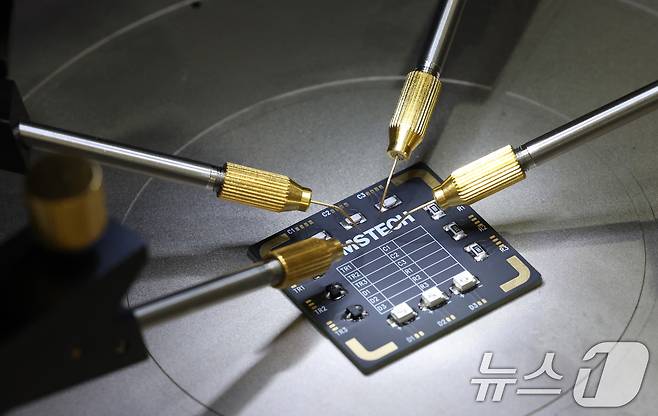 최신 반도체 패키징 응용 장비 및 다양한 반도체 관련 제품들이 전시되어 있다. 2025.8.28 ⓒ 뉴스1 김영운 기자