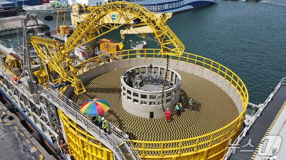 LS전선이 강원도 동해시 동해항에서 해저케이블을 선적하고 있다.(LS전선 제공)/뉴스1