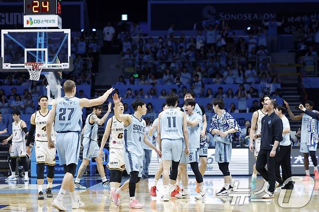 27일 오후 경기도 고양시 일산서구 중앙로 고양소노아레나에서 열린 2025-26 프로농구 4강 플레이오프 3차전 고양 소노 스카이거너스와 창원 LG 세이커스의 경기에서 소노 선수들이 점수차를 벌리자 기뻐하고 있다. 2026.4.27 ⓒ 뉴스1 박정호 기자