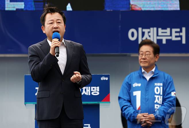 김용남 전 의원이 지난해 5월 17일 광주 서구 김대중컨벤션센터 광장에서 열린 이재명 더불어민주당 대통령 후보 집중유세에서 이 후보 지지 발언을 하고 있다. (공동취재) ⓒ 뉴스1 이재명 기자