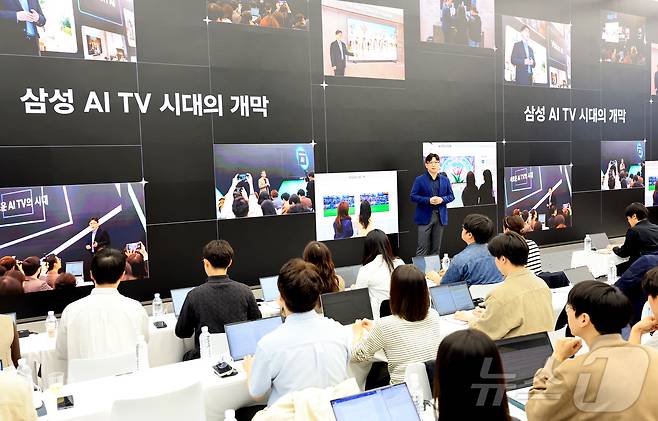 용석우 삼성전자 영상디스플레이사업부 사업부장이 15일 서울 서초구 삼성 강남에서 2026년형 마이크로 RGB TV를 발표하고 있다. 2026.4.15 ⓒ 뉴스1 이호윤 기자