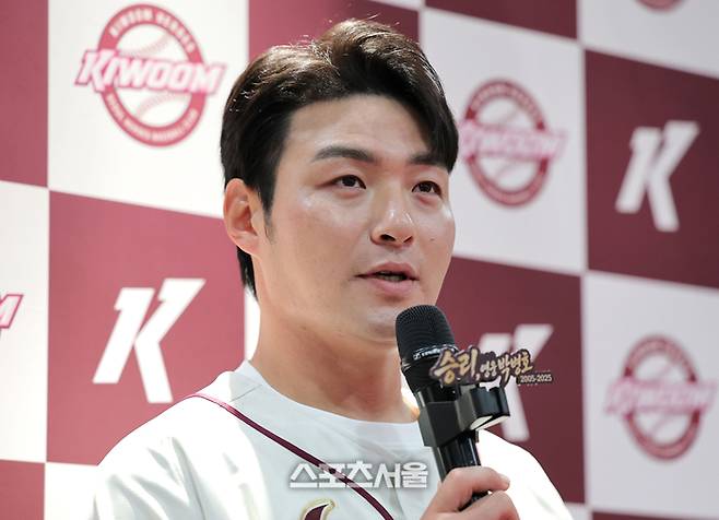 ‘국민 거포’ 박병호 키움 히어로즈 코치가 26일 서울 고척스카이돔에서 열린 선수 은퇴 기자회견에서 발언하고 있다. 사진 | 연합뉴스