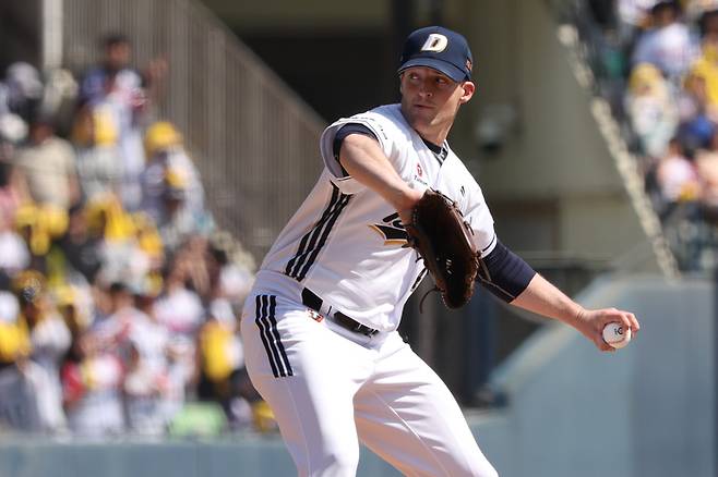 두산 벤자민이 26일 잠실구장에서 열린 2026 KBO리그 정규시즌 LG와 경기에 선발 등판해 역투하고 있다. 사진 | 두산 베어스