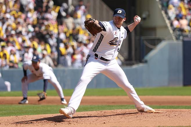 두산 벤자민이 26일 잠실구장에서 열린 2026 KBO리그 정규시즌 LG전에 선발 등판해 역투하고 있다. 사진 | 두산 베어스