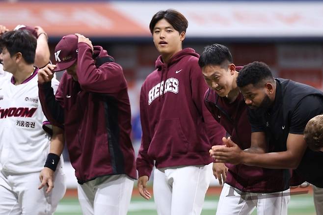 키움 박준현이 26일 서울 고척스카이돔에서 열린 2026 KBO리그 삼성전에서 2-0 승리를 거둔 뒤 팬들에게 인사하고 있다. 사진 | 키움 히어로즈