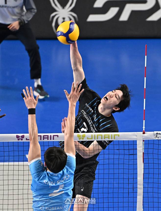 현대캐피탈 허수봉(위)이 8일 천안 유관순체육관에서 열린 2025-2026 V리그 남자부 대한항공과의 챔피언결정전 3차전에서 힘차게 스파이크 공격을 하고 있다. 2026. 4. 8.